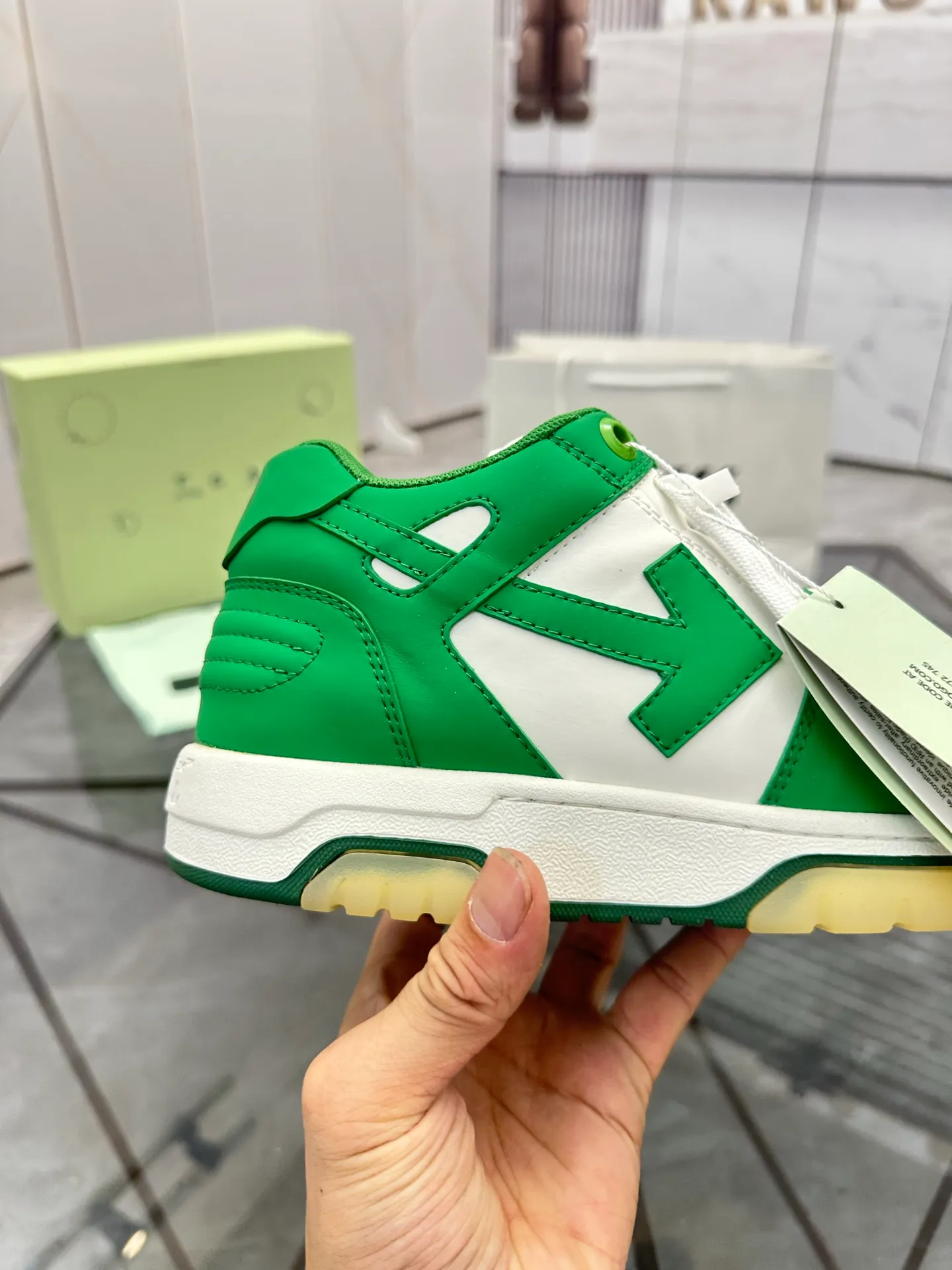 Selling men's shoes 💰: 💰P560¥ High-end top quality (leather buckle plus 10) Product trademark: OFF WHITE * "OFF WHITE*" low-top casual shoes Regular size: 35-45 (can be customized to 46) Couple style Product material: imported first-layer cowhide leather upper, breathable lining, original outsole. No.: H203